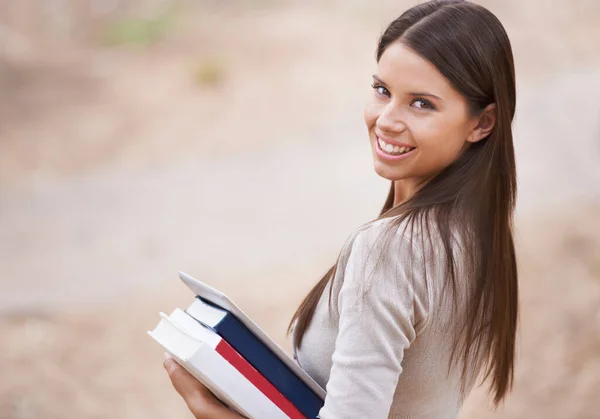 Έτοιμος Μάθω Μια Όμορφη Νεαρή Φοιτήτρια Κουβαλάει Σχολικά Βιβλία Στο — Φωτογραφία Αρχείου