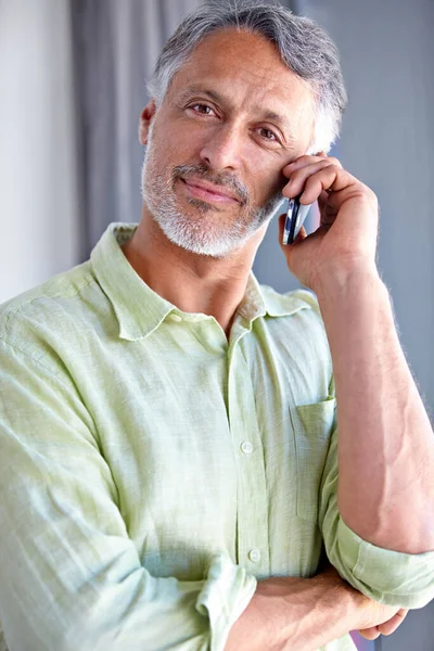 Дружеский Телефонный Разговор Взрослый Мужчина Улыбается Разговаривая Телефону — стоковое фото