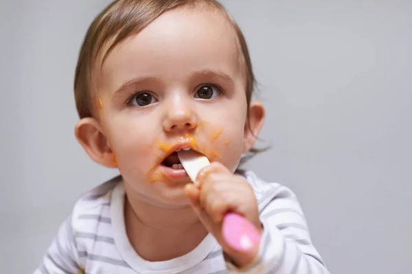 Dağınık Sevimli Sevimli Küçük Bir Kız Bebek Kaşıkla Yemek Yiyor — Stok fotoğraf