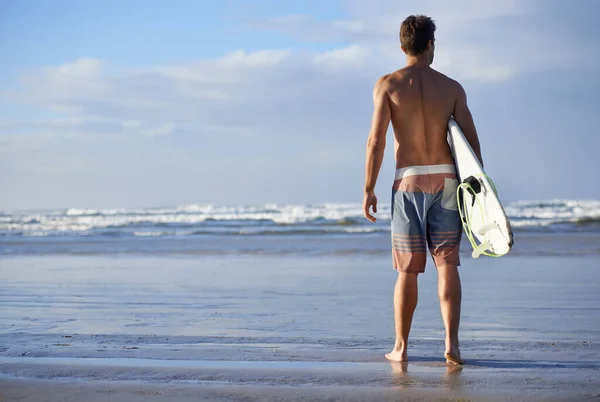 サーフィンのためのなんて素敵な朝でしょう 良い波を切望しているビーチでハンサムな若いサーファー — ストック写真
