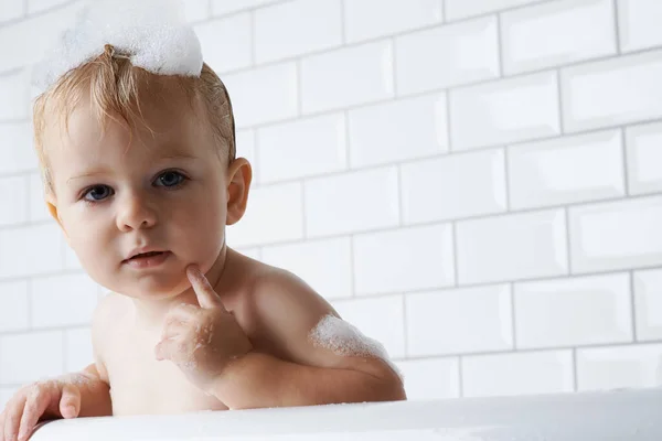 Esperando Que Mami Lave Retrato Adorable Niño Pie Bañera —  Fotos de Stock