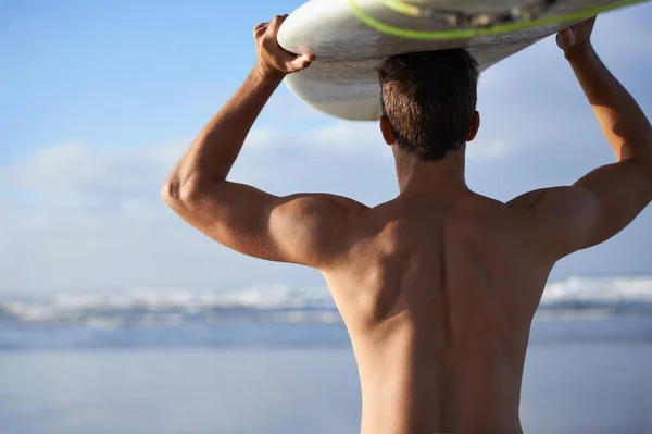 Gdzie Dzisiaj Fale Przystojny Młody Surfer Plaży Spragniony Dobrej Fali — Zdjęcie stockowe