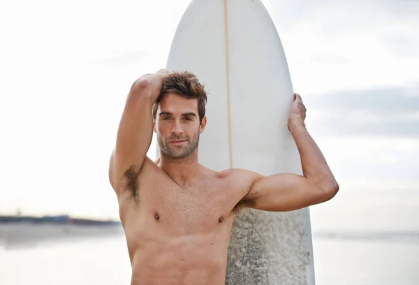 サーフィンは彼をフィットさせます 海岸にサーフボードを持つ素っ裸の男性サーファーは — ストック写真