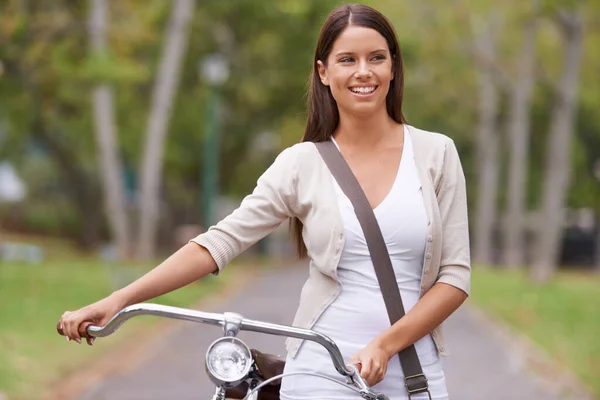 Занимаюсь Видом Город Красивая Молодая Женщина Прогуливается Парку Велосипеде — стоковое фото