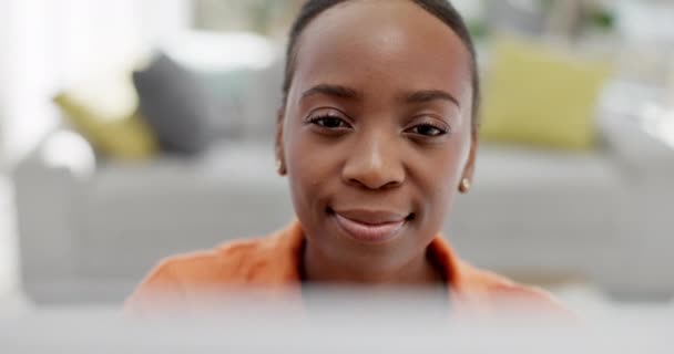 黑人女性 微笑和电脑在远程办公中的应用 当然可以从家庭办公室 规划和互联网 快乐的女性自由职业者在家里从事桌面技术的工作 在网上学习和阅读电子学习 — 图库视频影像