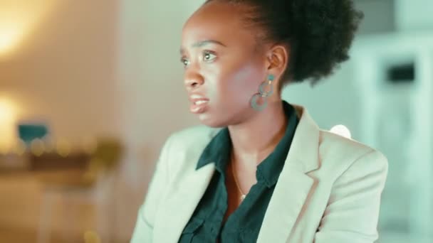 深夜和生气的黑人女人在办公室里沮丧 沟通和压力大 与员工的风险 坏消息和项目危机以及谈判 问题和错误的问题 — 图库视频影像