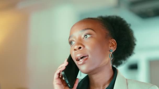 Телефонний Дзвінок Розчарований Підвішений Чорною Жінкою Кабінеті Переговорів Спілкування Злитися — стокове відео