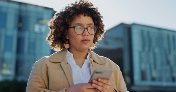 Мыслительная Телефонная Чернокожая Женщина Текстурирует Отвечает Сообщения Социальных Сетях Интернете — стоковое видео