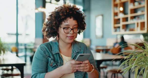 Telefoon Gelukkig Vrouw Chatten Een Café Sociale Media Mobiele App — Stockvideo