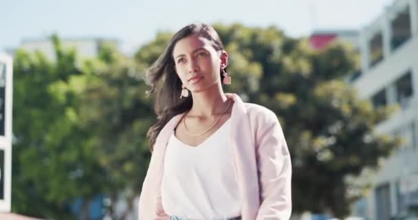 Caminata Mujer Negocios Pensando Ciudad Con Joven Empresario Con Una — Vídeo de stock