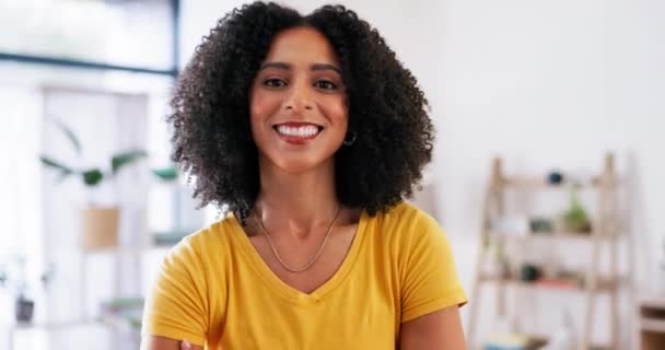 Szczęśliwa Twarz Czarna Kobieta Biurze Firmie Startującej Szczęśliwa Podekscytowana Pozytywnym — Wideo stockowe