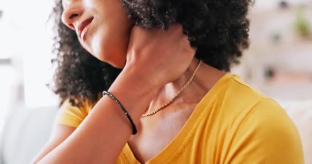 Boyun Ağrısı Rahatsızlık Kas Ağrısı Çeken Siyah Bir Kadın Üzgün — Stok video