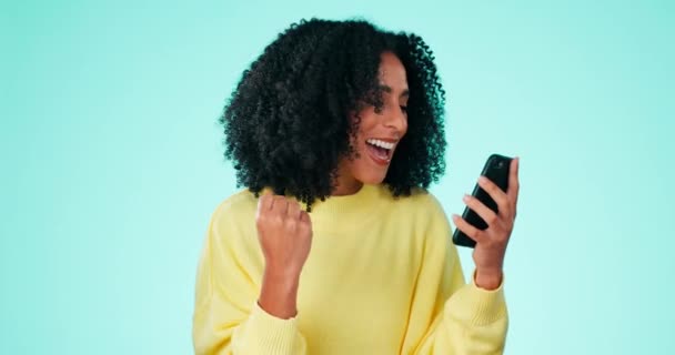 Ganar Teléfono Mujer Negra Aislada Una Bomba Puño Fondo Verde — Vídeos de Stock