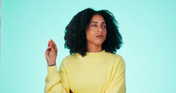 Hareketi Kızgın Stüdyoda Siyah Bir Kadınla Konuşuyor Mavi Bir Arkaplanda — Stok video