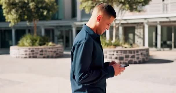 Latino Man Promenader Staden Med Smartphone Anslutning Och Lycka Stan — Stockvideo