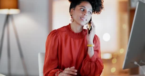 Сотрудник Телефонный Звонок Черная Женщина Улыбкой Успехом Консультантом Офисе Афроамериканская — стоковое видео