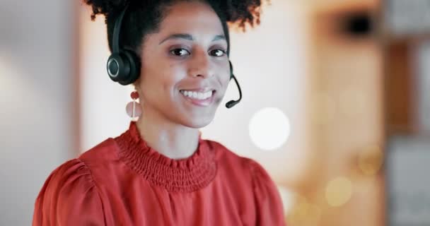 呼叫中心 黑人妇女和脸客户服务 微笑和销售接待员在夜间 晚上愉快的电话营销代理的形象 用于通信 咨询或电信管理 — 图库视频影像