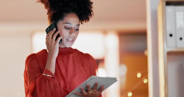 黑人妇女 夜间工作和电话与平板电脑在办公室 在线媒体和生产力 繁忙的工人 加班和用于研究 多重任务和连接信息的数字技术 — 图库视频影像