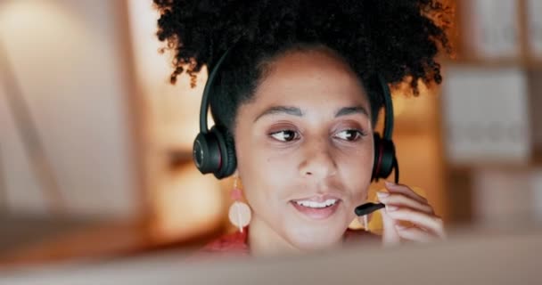 呼叫中心 黑人妇女和谈论电脑客户服务 销售和建议在夜间 快乐的女性电话营销代理晚上在Crm服务台为技术交流提供在线咨询 — 图库视频影像