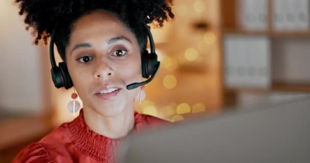 呼叫中心 黑人妇女和谈论在计算机咨询服务 销售和建议在夜间 妇女电话销售代理晚上在Crm服务台进行在线咨询 以获得通信支助 — 图库视频影像
