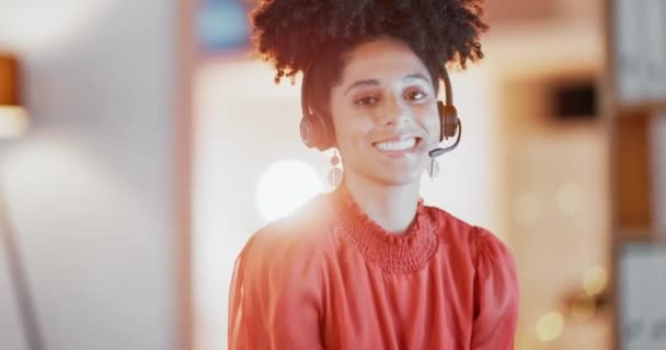 Atendimento Cliente Mulher Negra Rosto Com Sorriso Fone Ouvido Recepcionista — Vídeo de Stock