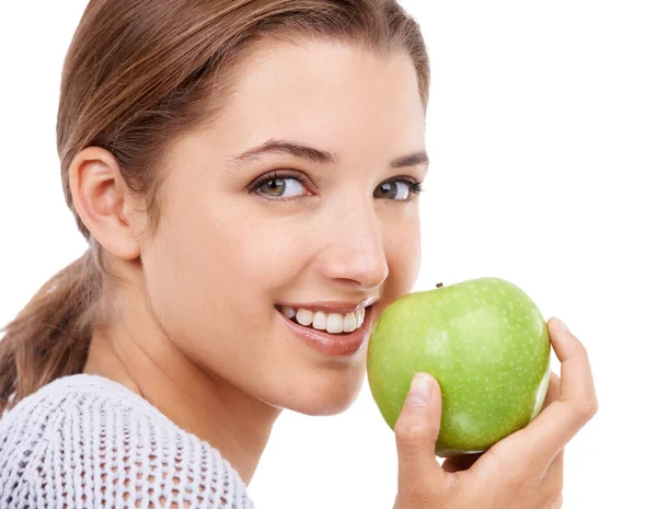 咬一口大自然的善良 一个年轻美丽的女人拿着一个绿色的苹果 — 图库照片