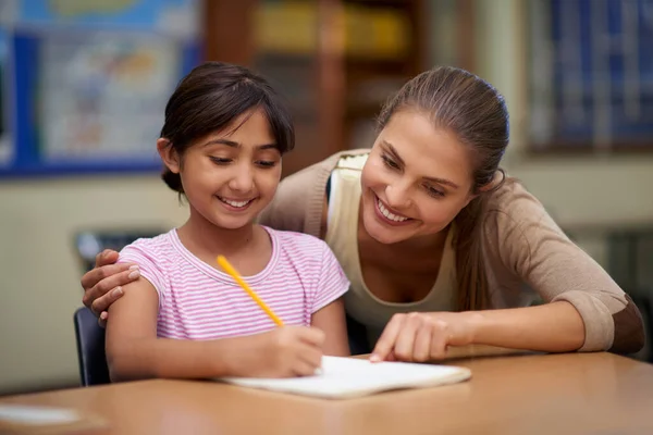 Necesita Gran Corazón Para Formar Mentes Pequeñas Una Maestra Ayudando —  Fotos de Stock