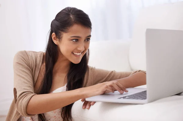 Evimden Internette Geziniyorum Çekici Bir Genç Kadın Koltuğunda Dizüstü Bilgisayarını — Stok fotoğraf
