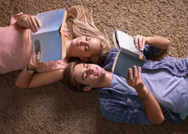 Lendo Enquanto Relaxado Dois Estudantes Universitários Deitados Chão Ler Livros — Fotografia de Stock