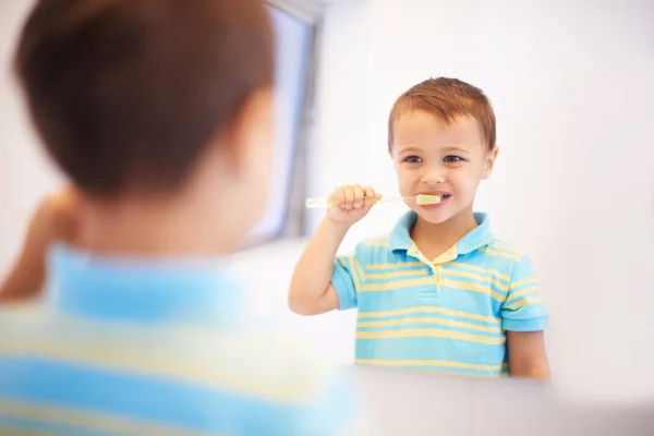 Sağlıklı Hijyene Eğilimli Genç Bir Çocuk Aynada Dişlerini Fırçalıyor — Stok fotoğraf