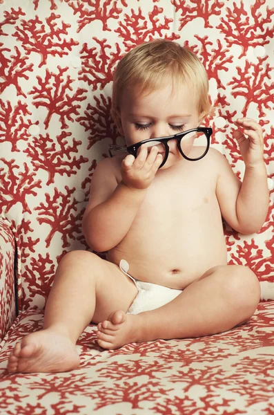 真是个好奇的小家伙一个可爱的小男孩 穿着尿布 拿着一副眼镜玩耍 — 图库照片
