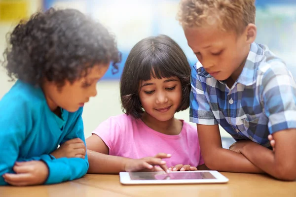 Usando Aplicación Favorita Aula Niños Primaria Que Usan Una Tableta —  Fotos de Stock