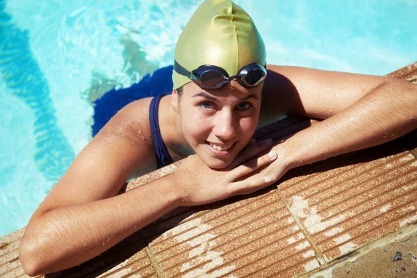 Любит Плавать Портрет Молодой Женщины Бассейне — стоковое фото