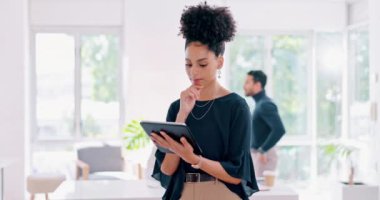 Ofisinde internette arama yapan siyahi bir kadınla tablet, araştırma ve yenilik. Bir kadın çalışanın büyüme stratejisi veya planı üzerinde çalıştığı veri, pazarlama ve uygulamalar.