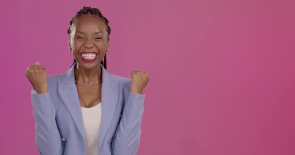 スタジオの背景に対する顔 モックアップと黒の女性の応援 お祝いと幸福 肖像画 アフリカ系アメリカ人女性と笑顔で女性 目標と勝利で勝者 ターゲットとプロモーション — ストック動画