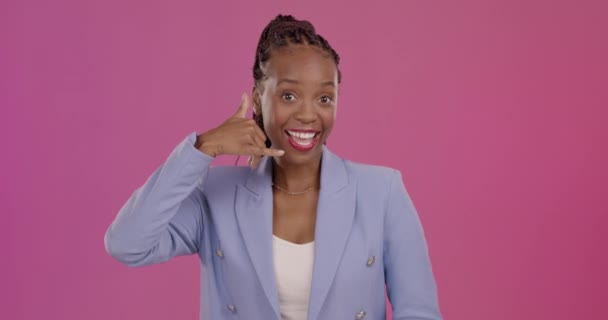手和黑人妇女与手机的标志 成功和沟通的紫色工作室背景 非洲裔美国女性 快乐的女士 叫我符号 说话和说话 — 图库视频影像
