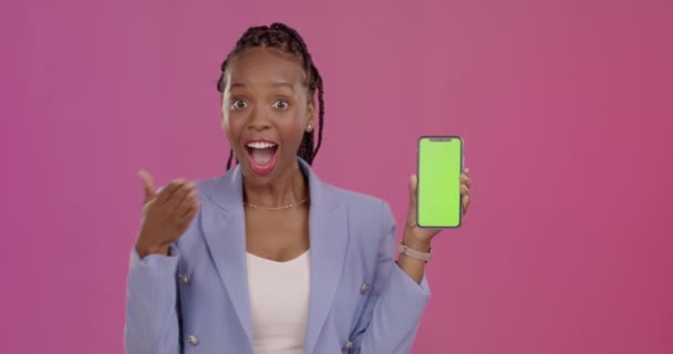 Yüz Heyecanlı Akıllı Telefonlu Siyah Kadın Yeşil Ekran Mor Stüdyo — Stok video