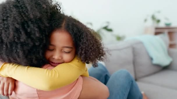 母女拥抱 沙发上的休闲与幸福 欢乐与美好的时光 妈妈和女儿拥抱在一起 彼此相爱 在沙发上欢快而亲切 在沙发上放松而快乐 — 图库视频影像
