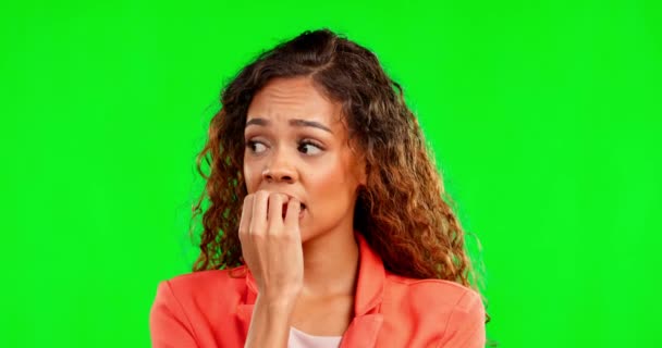 Endişe Stres Yeşil Ekran Stüdyosundaki Siyah Bir Kadın Endişelenirken Tırnaklarını — Stok video