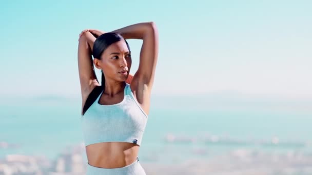 Fitness Indiase Vrouw Stretching Armspieren Outdoor Hardlopen Workout Met Blauwe — Stockvideo