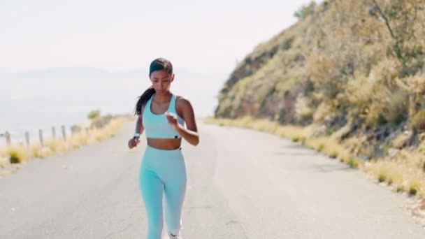 Γυμναστική Αντοχή Και Γυναίκα Τρέχει Ένα Δρόμο Κουρασμένος Συγκεντρωμένος Και — Αρχείο Βίντεο