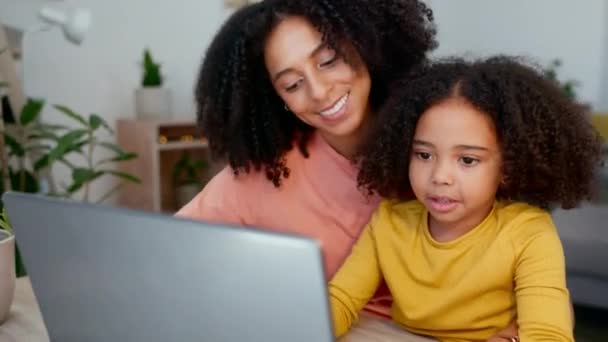 Μαθαίνοντας Μητέρα Και Κορίτσι Πληκτρολογώντας Φορητό Υπολογιστή Στο Σπίτι Σαλόνι — Αρχείο Βίντεο