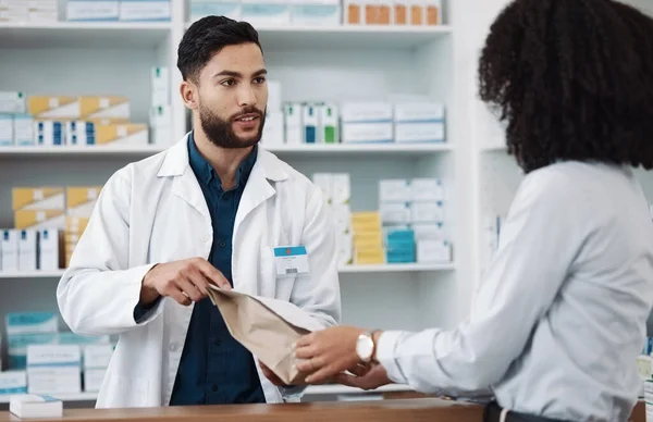 Medicina Prescrizione Spiegazione Con Farmacista Che Parla Con Una Cliente — Foto Stock