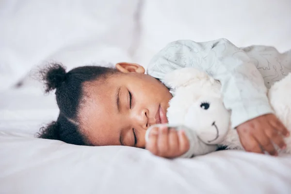 Criança Negra Bebê Dormir Com Brinquedo Quarto Casa Berçário Para — Fotografia de Stock