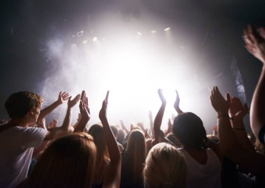 Konser, canlı müzik ve insanlar bir etkinlikte, partide ya da gece kulübünde enerji, özgürlük ve eğlenceyle dans ediyorlar. Bando, müzisyen ya da DJ eğlencesi müzik festivalinde çalıyor ya da kapalı mekanda kalabalıkla parti yapıyor.
