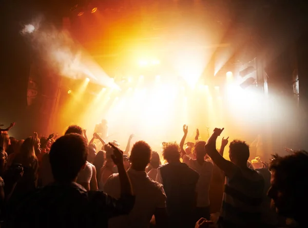 用音乐 摇滚和现场表演 精力和节庆与男人或女人一起演出的音乐会 乐队或人物造型观众 音乐活动中的人 舞蹈或灯光 人群或与舞台一起在音频中跳舞 — 图库照片