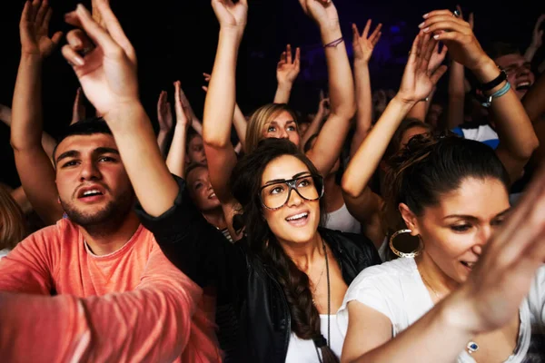 音乐会和人们在体育场里用社区 精力或双手观看音乐 摇滚或活动 纽约的团体 歌迷和音乐节派对 舞会或朋友在夜晚的竞技场上聚在一起 — 图库照片