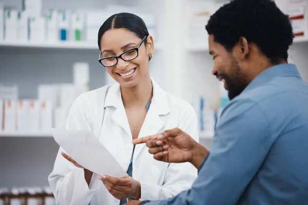 Аптека Рецепт Клієнта Фармацевт Посміхаються Форми Читання Таблеток Медичних Добавок — стокове фото