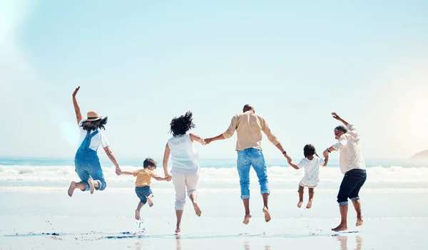 Παππούδες Γονείς Και Παιδί Πηδούν Στην Παραλία Για Δέσιμο Ποιοτικό — Φωτογραφία Αρχείου