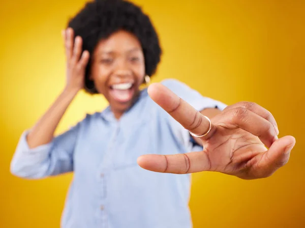 和平的标志和一个黑人女人的手在工作室与积极和愚蠢的心态 非洲女模特在对黄色背景下的动机或胜利感到高兴的同时 以手指姿势摆姿势 — 图库照片